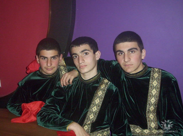 Файл:Танцевальный ансамбль «Звартноц» (Волгоград) 05.png