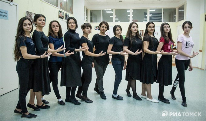 Файл:Хореографический ансамбль «Наири» (Томск) 2017 - 2.jpg