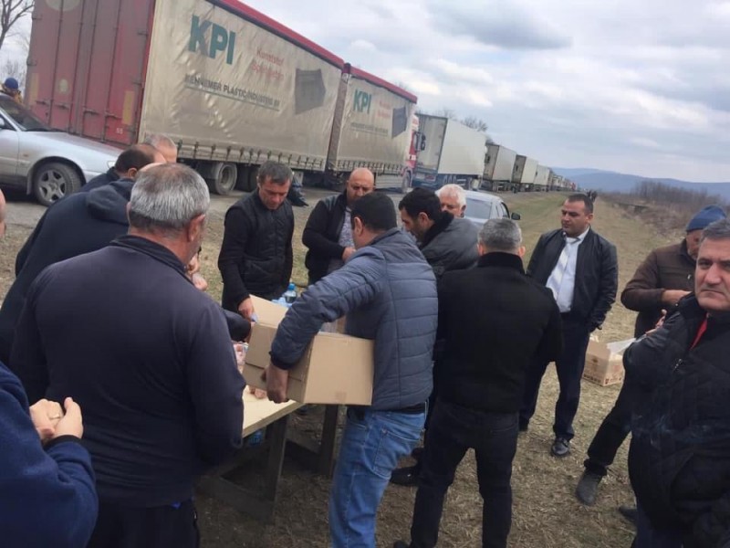 Файл:Гуманитарная помощь водителям 200 фур (27.03.2021) КБР АБХЮР 003.jpg