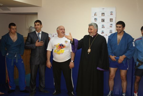 Файл:Езрас и борцы1.jpg
