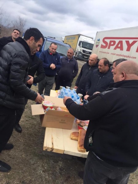 Файл:Гуманитарная помощь водителям 200 фур (27.03.2021) КБР АБХЮР 002.jpg