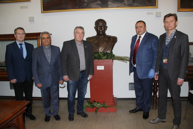 Файл:Бюст адмирала Исакова ГП.jpg