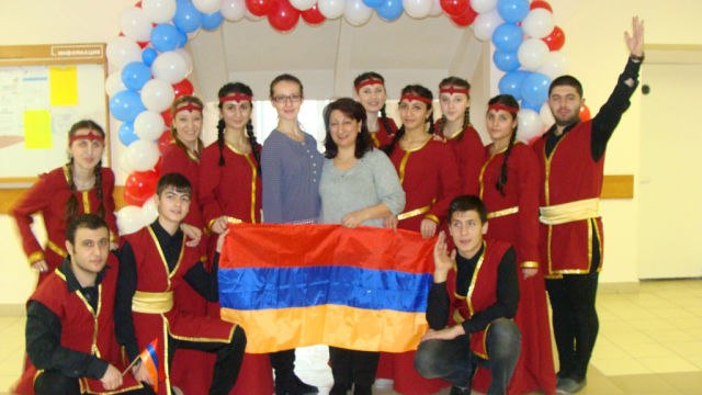 Файл:Танцевальный ансамбль Аревик (Йошкар-Ола. 04.12.2013) 1.jpg