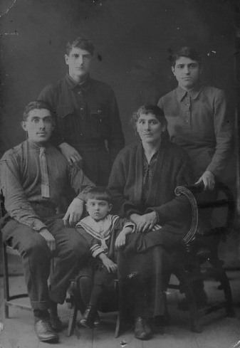 Файл:Д.Б. с мамой и братьями Рубеном и Захаром ок.1923.jpg