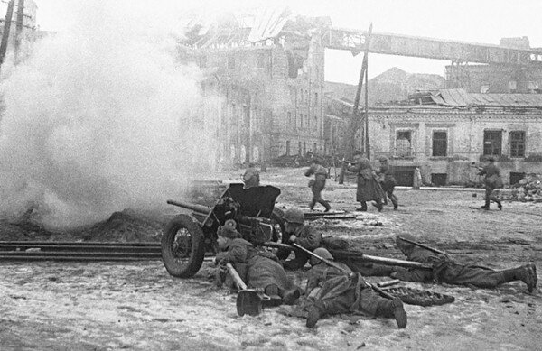 Файл:8 февраля 1943 года. Красноармейцы прорываются к вокзалу Ростова-на-Дону.jpeg
