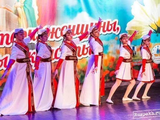 Файл:Ансамбль «Аракс» (Южно-Сахалинск) 2020.jpg