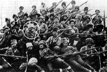 Файл:Группа армянских дружинников.В овале - Андраник.jpg