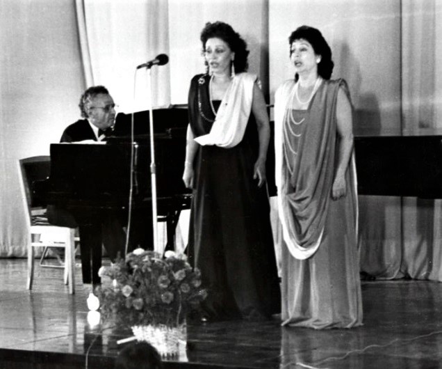 Файл:06 27-29 июля 1991 Рузанна и Карина Лисициан. Пенза.jpg