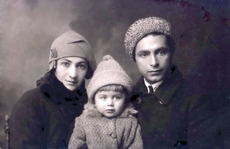 Файл:Армен с родителями - Исааком Григорьевичем и Асей Лазаревной (1930 год).jpg