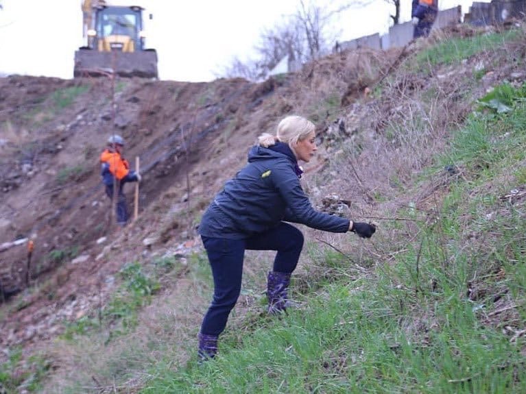 Файл:Уборка в Армянском лесу в поселке Горячеводском 1.jpg
