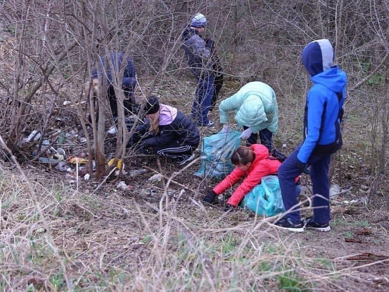 Файл:Уборка в Армянском лесу в поселке Горячеводском 5.jpg