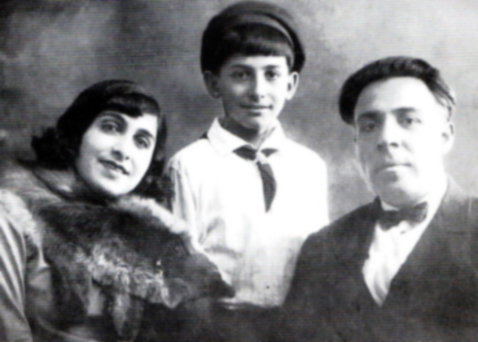 Файл:11-летний Эдик (Мирзоян) с родителями.jpg