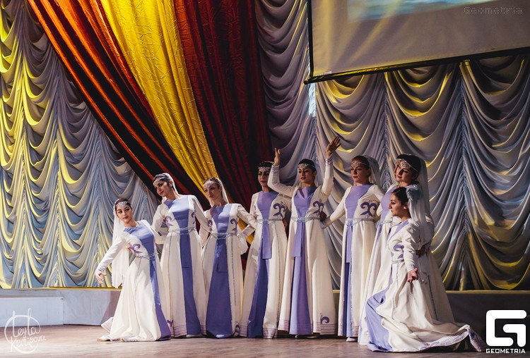 Файл:Вокально-хореографический ансамбль «Аревик» (Астрахань) 08.01.2015-1.jpg