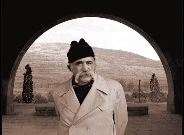 Файл:Сароян в арке Чаренца.jpg