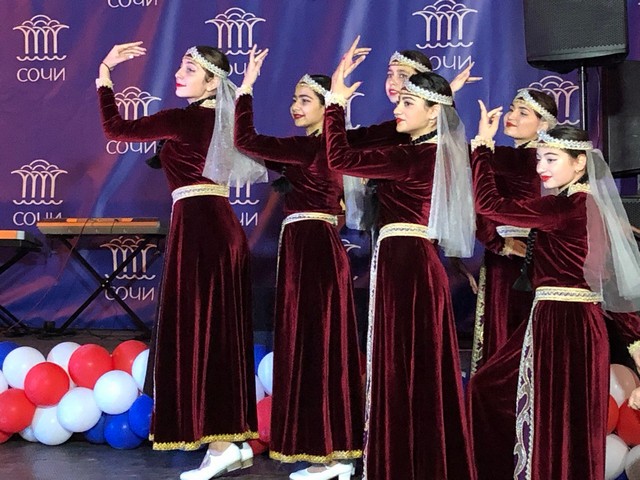 Файл:Ансамбль армянского танца «Урарту» (Сочи) 1.jpg