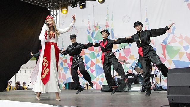 Файл:Творческий коллектив армянской песни и танца «Ta Tev» (Казань).jpg