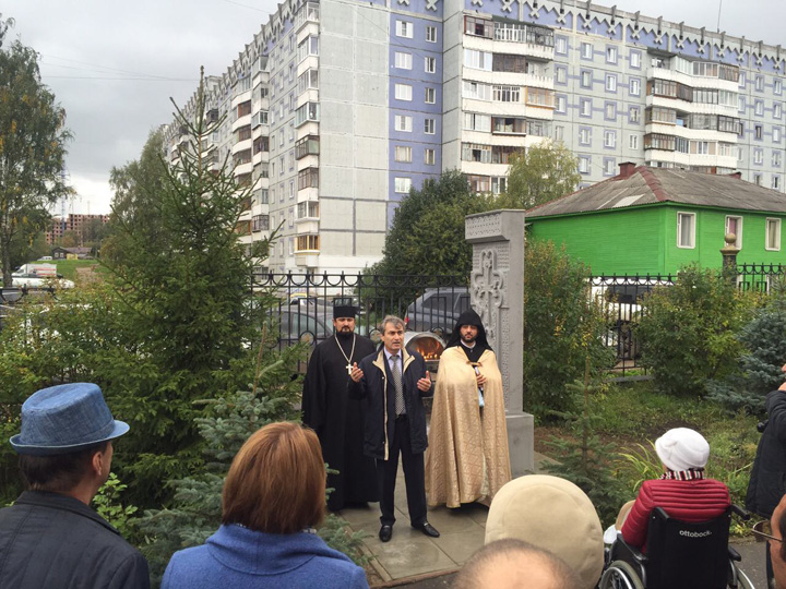 Файл:Установка и освящение нового хачкара в Сыктывкаре (15.09.2015) 8.jpg
