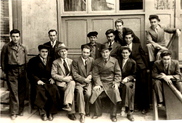 Файл:С.Сейранян(сидит второй справа) и коллеги.png