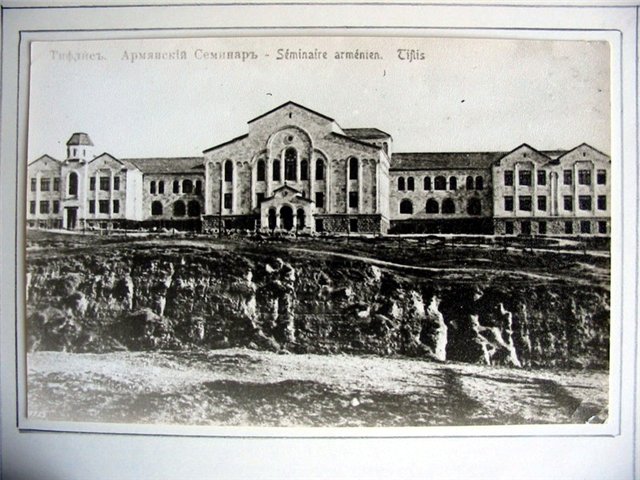 Файл:Здание Нерсисяновской семинарии (1909-1911, Арсенальная гора).jpg