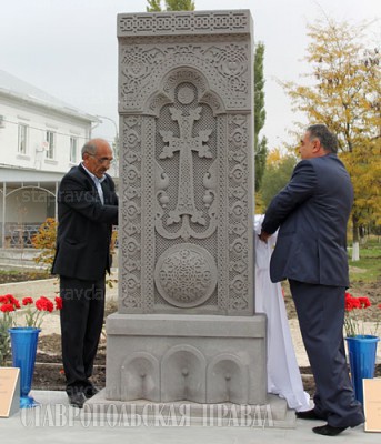 Файл:Хачкар открывают Асатур Акопян (слева) и Арамаис Саркисян.jpg