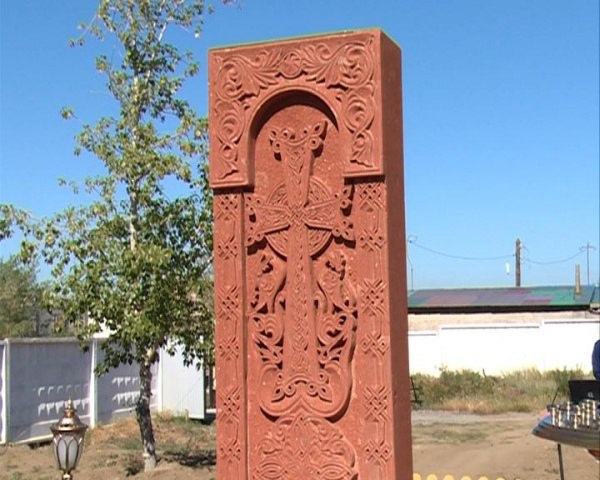 Файл:Установка хачкара в г. Гусиноозерске Бурятия (14.09.2015) 1.jpg