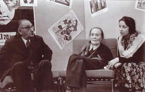 Файл:На выставке «XX лет работы» Маяковского с Бланш Гринбаум. Париж, 1975.jpg