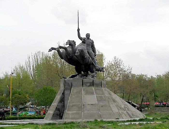 Файл:Памятник Андранику в Ереване работы Ара Шмраза.jpg