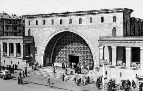 Файл:Г. Г. Агабабян. Центральный крытый рынок в Ереване. 1952. Вход..jpg