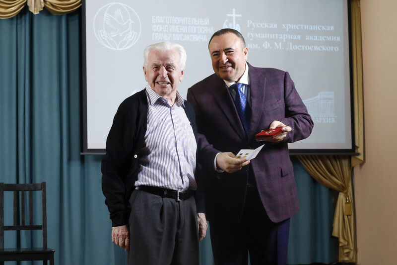 Файл:Бюст Федора Достоевского в дар Русской христианской гуманитарной академии8.jpg