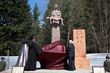 Файл:Открытие памятника «Невинным жертвам» (24.04.2010) 2.jpg