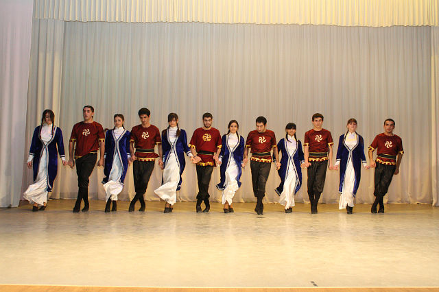Файл:Ансамбль армянских танцев «Урарту» (Таганрог) 2012 - 4.jpg