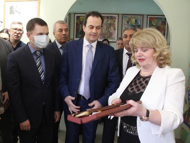 Файл:Детская школа искусств № 10 имени Арно Бабаджаняна (Омск) 2021 1.jpg