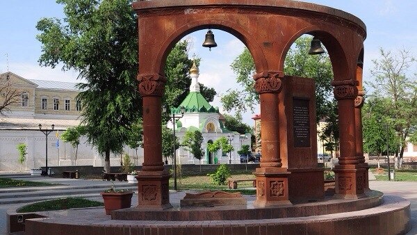 Файл:Хачкар и трехарочная стела в парке «Армения» (Астрахань) 6.jpg