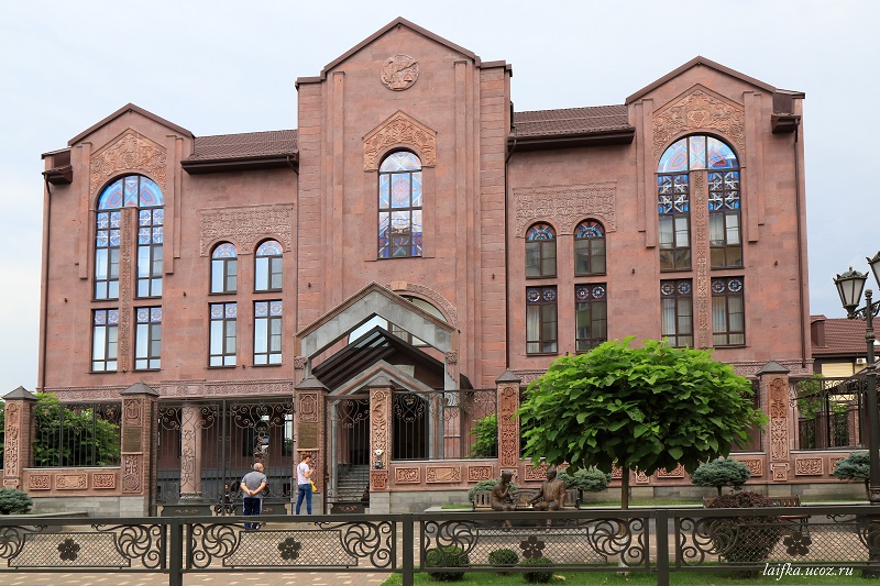 Файл:Церковь Сурб Саак ев Месроп (Краснодар)1.jpg