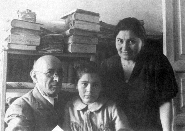 Файл:00Ачарян с женой Софией и дочерью Кнарик9.jpg