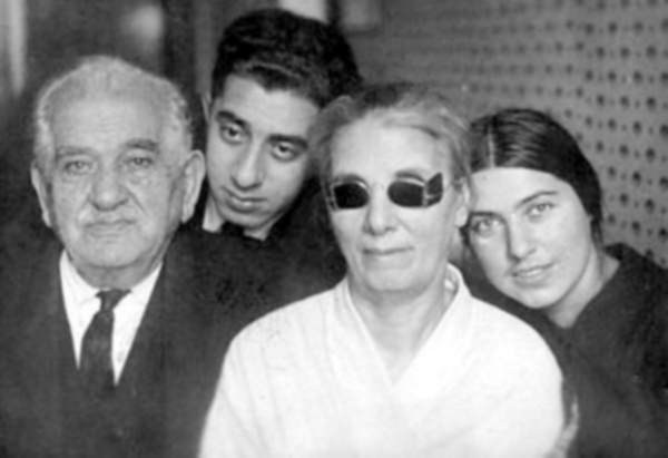 Файл:Арам Хачатурян с родителями и супругой Н.Макаровой.jpg