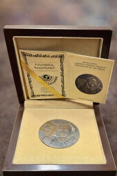 Файл:Tumanyan medal.jpg