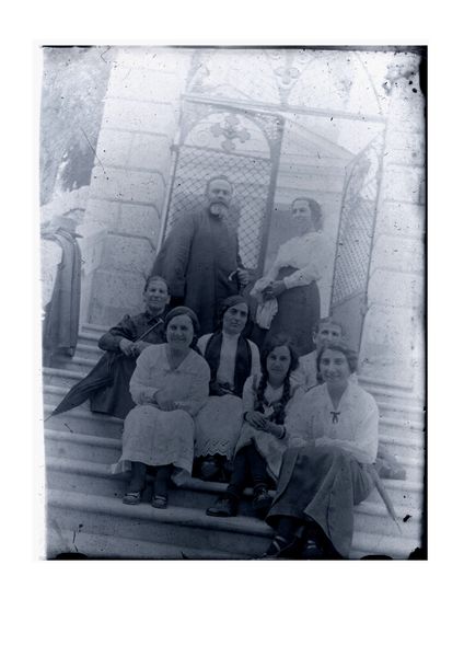Файл:Сурб-хач 1922... у лестницы.jpg