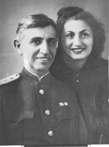 Файл:С супругой (1946).jpg