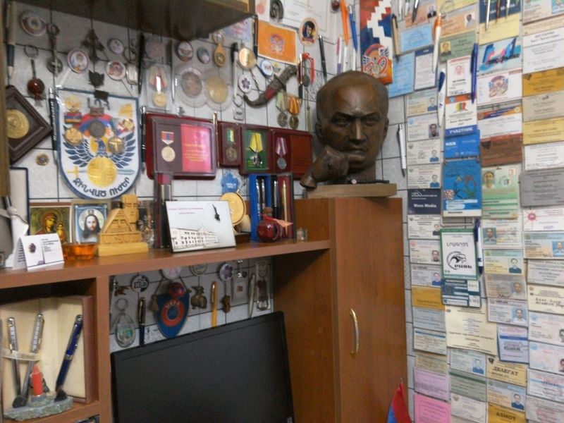 Файл:В домашнем рабочем кабинете.jpg