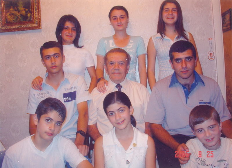 Файл:Авакян В.А. среди внуков.jpg