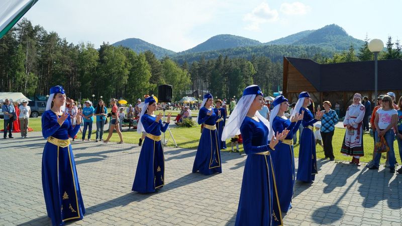 Файл:Вокальный ансамбль «Эребуни» (Барнаул) 1.jpg