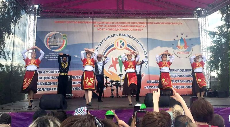 Файл:Танцевальный ансамбль «Урарту» (Малоярославец) 23.08.2020-5.jpg