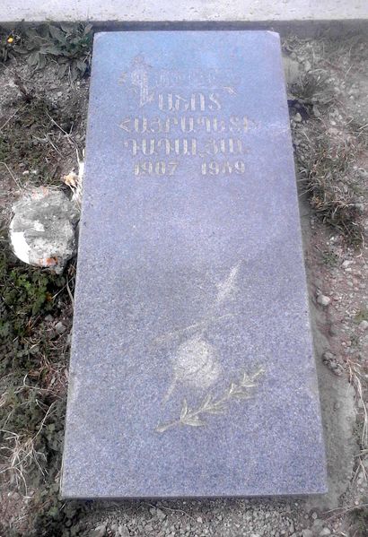 Файл:Надгробие Гусана Ашота в Горисе.jpg