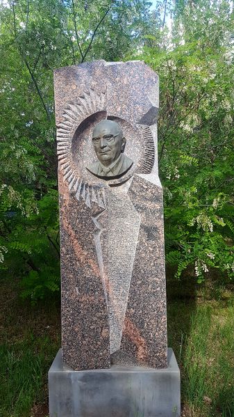Файл:Alex Manoogian Yerevan statue1.jpg