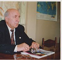Вартанян Генрих Сенекеримович Discussing.jpg