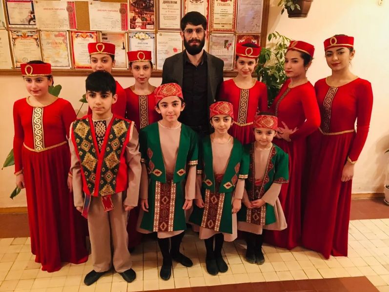Файл:Мурадян Давид Сержикович с ансамблем.jpg