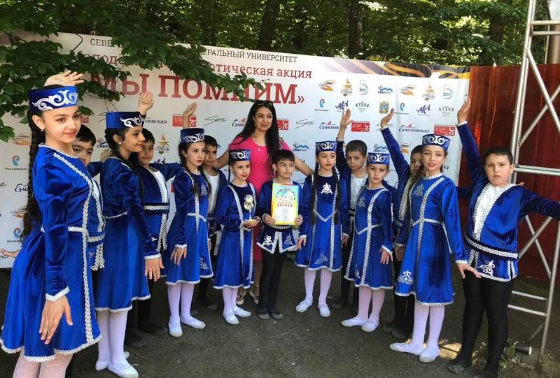 Файл:Ансамбль «Наири (Ставрополь). 02.06.2018.jpg