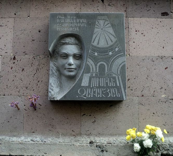 Файл:Мемориальная доска Лусине Закарян.jpg