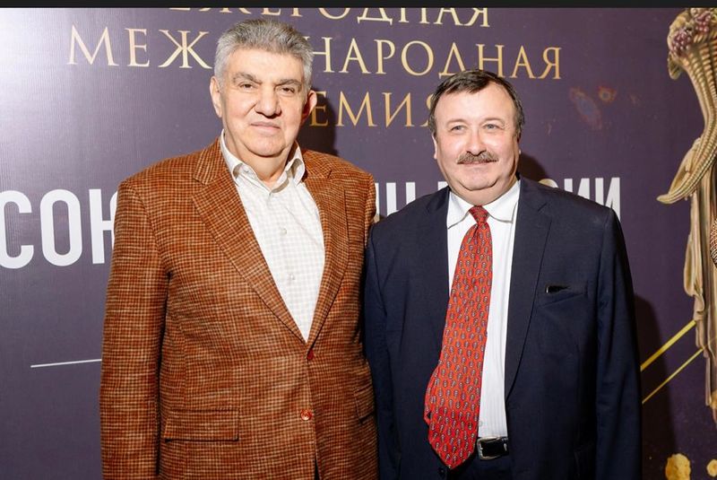 Файл:С А.А. Абрамяном.jpg